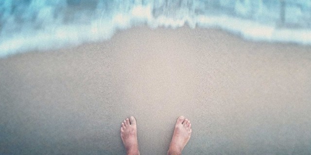 Resolvi descalçar. Fazer uma caminhada costumeira, mas desta vez sem calçados. Foi um desespero. Descobri que meus pés estão como bumbum de bebê. Toda pedra, por menor que fosse, provocava dores intensas e diversas em todos os pontos das solas dos meus pés. 